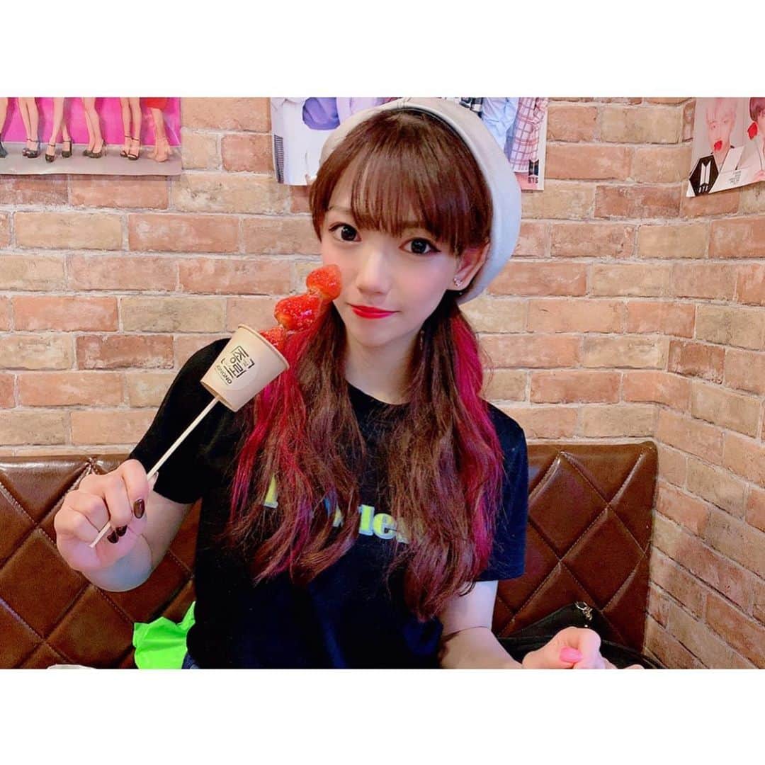平山花菜のインスタグラム：「いちごあめ〜🍓 加工きつすぎて載せるかまよたけどインスタのみの投稿にします〜🐰✦✦✦」