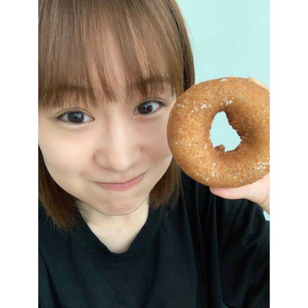 愛希れいかさんのインスタグラム写真 - (愛希れいかInstagram)「.  どーなつ😊  暑いから、熱中症には気をつけてくださいねー！！！ .  #塩ドーナツ #もぐもぐ #水分 #いっぱいとってねー」6月16日 12時51分 - manakireika_official