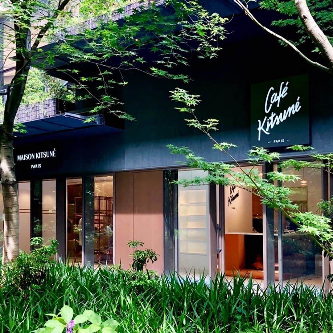 Gildas Loaëcのインスタグラム：「NOW OPEN l Hello Kyoto! We are looking forward to meeting you all at our new Japanese home ❤🇯🇵 - Our loving adventure with Japan started in 2013 when we opened our two first pied-à-terre in Tokyo in the district of Aoyama. Seven years later, we feel incredibly lucky to be settling down in ShinPuhKan, in the very heart of Kyoto. Facing a beautiful garden courtyard designed by Japanese architect Kengo Kuma, our 145sqm space unveils both a Maison Kitsuné boutique and a @cafekitsune . - Come visit us to discover our ready-to-wear collections, seasonal drops and exclusive capsules @maisonkitsune , and enjoy @cafekitsune signature specialty drinks, sweat and savory treats! #MaisonKitsuneShinPuhKan #CafeKitsuneShinPuhKan - Maison Kitsuné & Café Kitsuné @shinpuhkan_official  #105-#106 ShinPuhKan 586-2 Sagarubanocho Aneyakoji Karasumadori, Nakagyo-ku, Kyoto City 6048172 👉 Boutique I Monday-Sunday: 11.00am-8.00pm 👉 Café l Monday-Sunday: 8.30am-8.00pm」