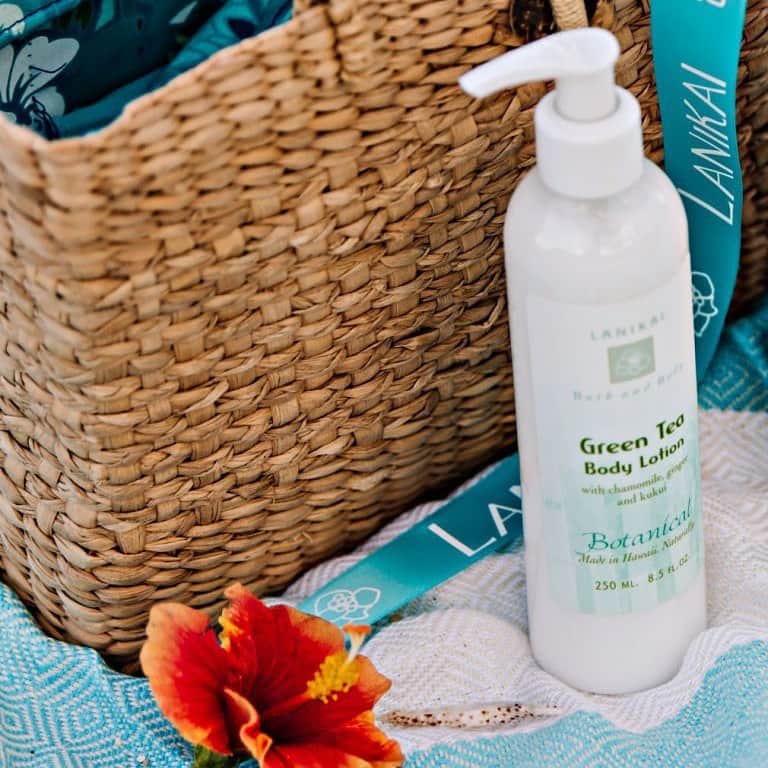 Lanikai Bath and Bodyさんのインスタグラム写真 - (Lanikai Bath and BodyInstagram)「Why our scents are loved. Our green tea lotions and butters are a blend of light lemon and bergamot, with a rich green tea accord. Beautifully offset by a light floral jasmine blend and a violet smoothness. Fresh, crisp, clean. #lanikaibathandbody #greentea #favoritescent #kailuatownhi」6月16日 13時05分 - lanikaibathandbody