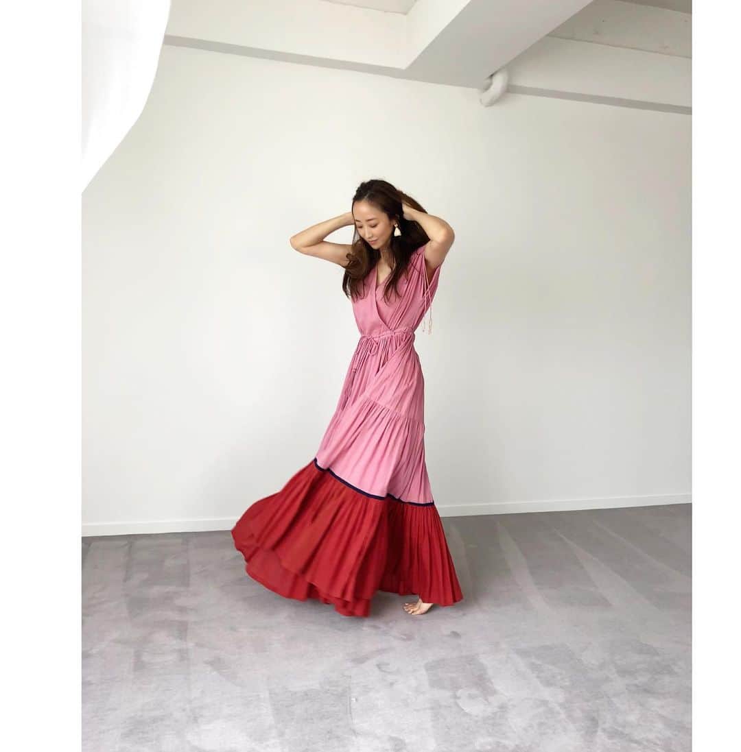 神崎恵さんのインスタグラム写真 - (神崎恵Instagram)「パンツ率が圧倒的に高い毎日。 久しぶりに色ワンピース。 ブルーとピンク。 @velnica_japan の軽やかな生地と色が恋しい季節。 #ワンピース #色と柄 動きに合わせて揺れる裾がきれい✨」6月16日 13時04分 - megumi_kanzaki