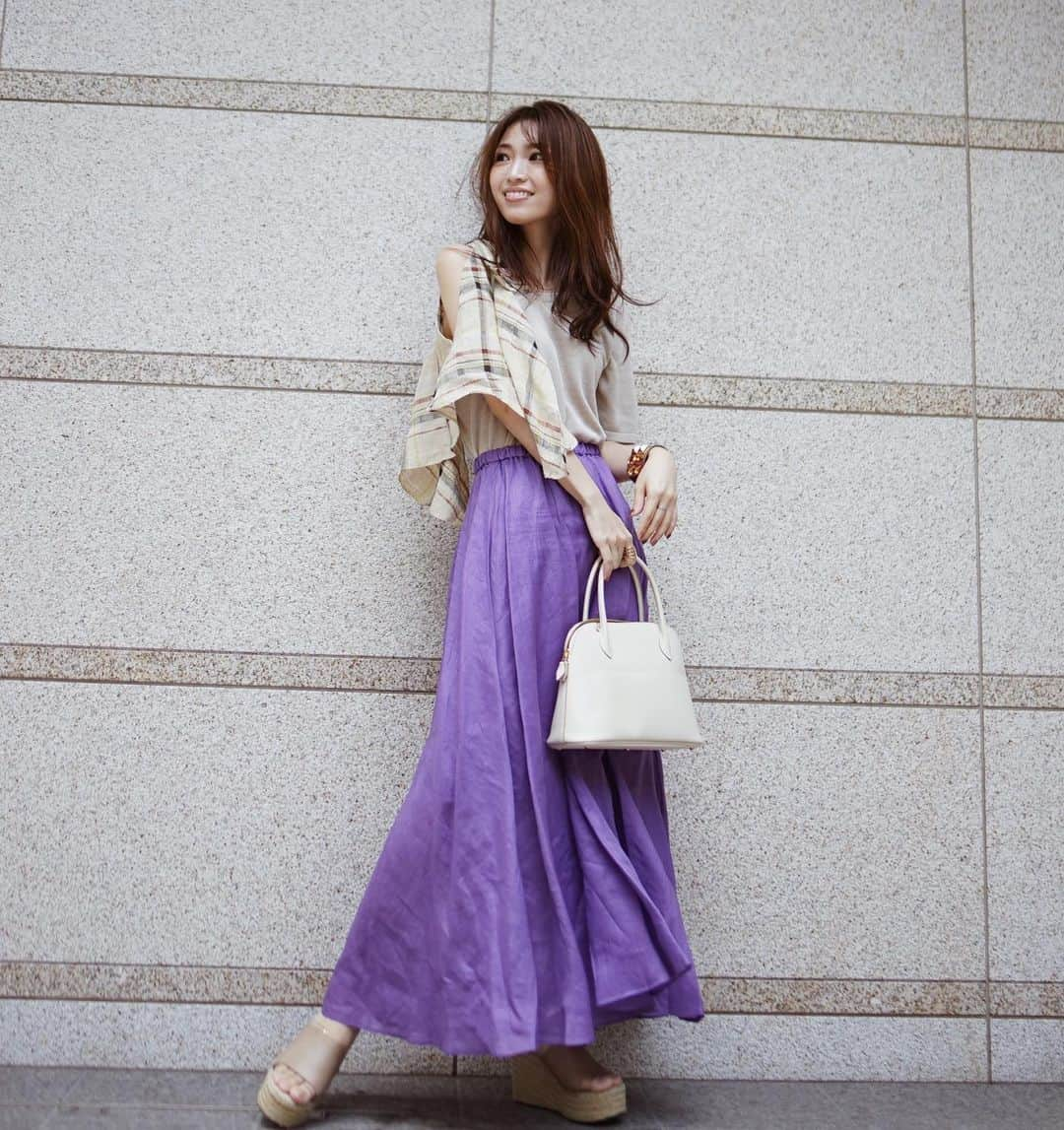 喜田彩子さんのインスタグラム写真 - (喜田彩子Instagram)「﻿ ﻿ 昨日のコーデ。﻿ ﻿ TOPS... @moujouet ﻿ SKIRT... @gallardagalante ﻿ BANGLE... @hermes ﻿ SHOES... @amerivintage ﻿ ﻿ 涼しく楽ちん💜🤍💜﻿ ﻿ ﻿ #fashion #outfit #ootd #coordinate #simple  #instagood #mamacode #mom  #엄마 #패션 #156センチコーデ #sサイズコーデ #お出かけコーデ #夏コーデ #春夏コーデ #シンプルコーデ #ファッション #コーディネート #コーデ #moujouet #gallardagalante #hermes #amerivintage #ボリード #ボリード27 #bolide27」6月16日 13時05分 - ayacokida