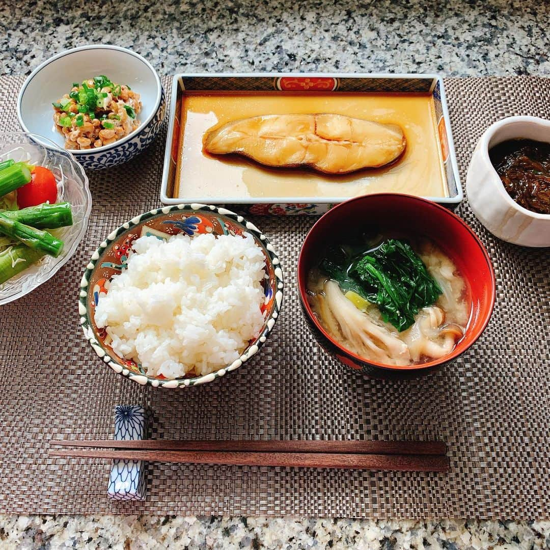 多岐川華子さんのインスタグラム写真 - (多岐川華子Instagram)「和食にするだけで発酵食品を摂れたり、ものすっごーく意識しなくても自然とバランス良い食事になるのでいいよねぇ たまにはジャンクフードも思いっきり食べるんだけど、基本をこんな感じにしておくと「まっいいでしょ〜☺️」って思える🤙 . ご飯はもち麦ご飯にする事が多いけど、今日は白米🧡 （ただの買い忘れ） 玄米や雑穀米、もち麦の方が栄養価は高いんだけど、消化は断然白米の方がいいよ。 だから、お腹の調子がよくない時や明らかに身体が疲れてる時は白米の方がおすすめです😊 . +カレイの煮付け +納豆 +もずく酢 +サラダ（キャベツ、アスパラ、トマト） +白米 +お味噌汁（しめじ、舞茸、玉ねぎ、生姜、ほうれん草） . . #food#instafood#foodstagram#japan#japanesefood#おうちごはん#家ごはん#昼ごはん#ランチ#和定食#魚定食#献立#今日のごはん#和食#食の大切さ#健康ごはん#美容ごはん#健康#美容#腸活#腸活メニュー#はなこ飯」6月16日 13時05分 - hanako__official