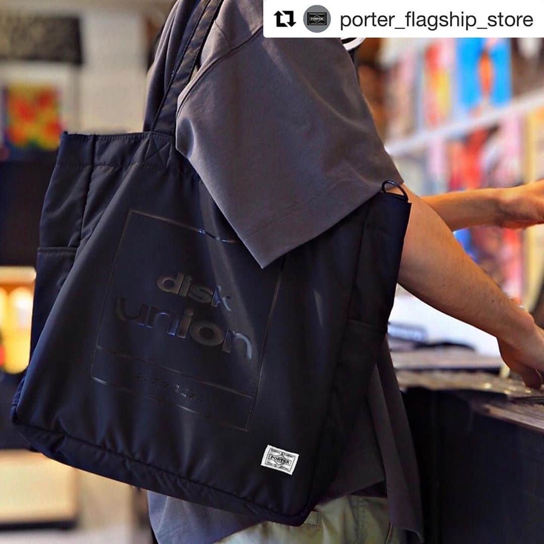 のインスタグラム：「PORTER FLAGSHIP STOREて先行販売している限定リバーシブルトート。LPレコードがすっきり収まります。  #Repost @porter_flagship_store with @get_repost ・・・ “diskunion×PORTER” ﻿ ﻿ 最大約20枚のLPレコードが収納可能な「diskunion」とのコラボレーションアイテム。ショルダーストラップが付属し、手持ちと肩掛けの2WAYで使用可能なリバーシブルトートバッグ。﻿ ﻿ REVERSIBLE TOTE BAG﻿ product number : 381-92099﻿ size : W340/H340/D125mm﻿ price : JPY 24,500+TAX﻿ color : black﻿ main material : nylon twill/CORDURA®︎ ecomade canvas﻿ web : https://www.yoshidakaban.com/sp/product/105443.html﻿ ﻿ #yoshidakaban #porter #luggagelabel #吉田カバン #ポーター #porteryoshida #porterflagshipstore #porterstand #porterexchange #px #kurachikabyporter #potr #madeinjapan #japan #instagood #instalike #instabag #omotesando #marunouchi #osaka #diskunion #record #dj #lprecord #2way #reversible #totebag」