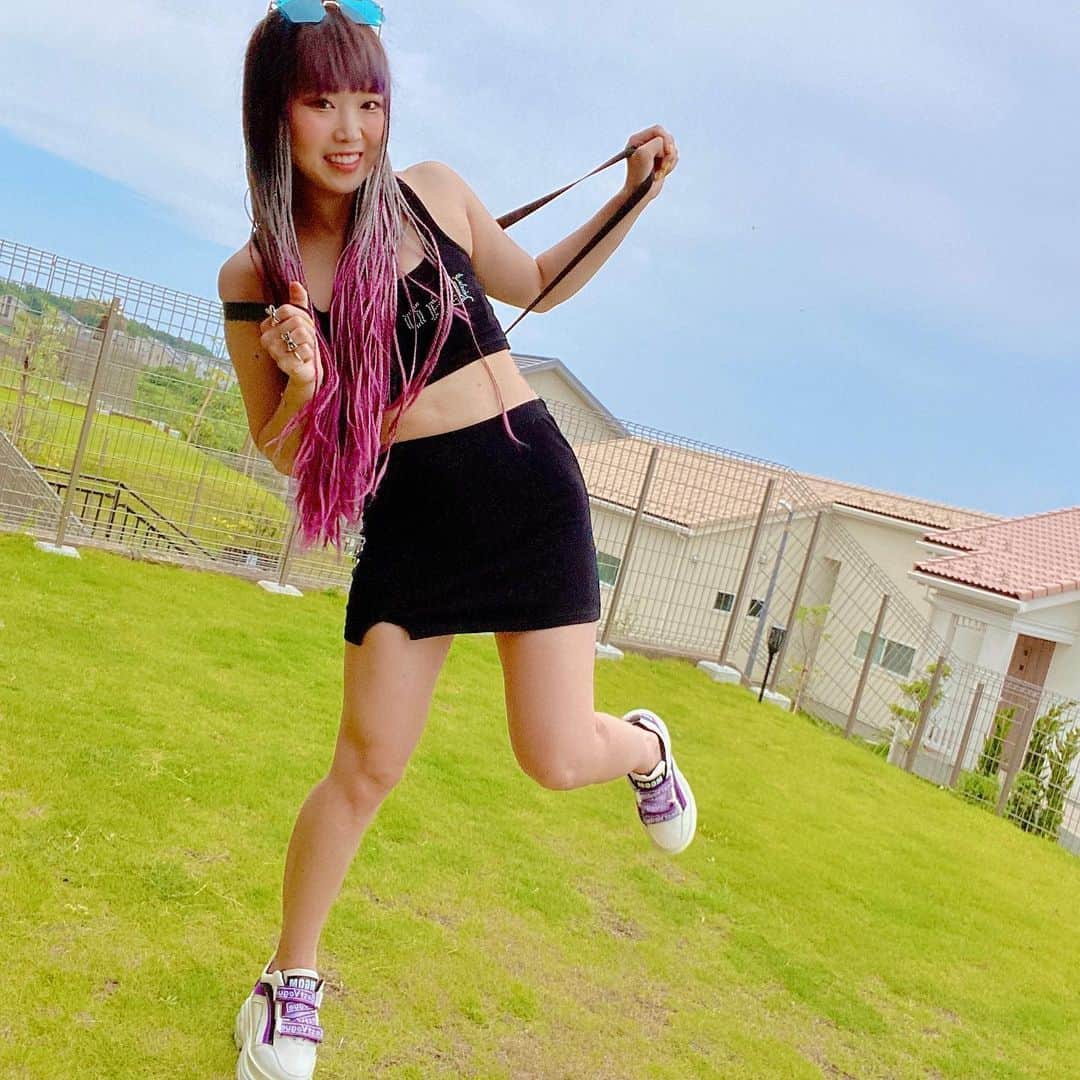 RINGOのインスタグラム：「☀️☀️☀️ ハリウッドスターの家みたいなナツオの新居におじゃましてきた✨✨✨ @dollskill の新しいふくー🖤  夏だ夏だ夏だー☀️☀️☀️☀️☀️☀️☀️☀️ 新しいふくたくさん着たい🥰  #ブレイズ #凛子ーでぃねいと  #japanese #japanesegirl #cordinate #fashion #ootd」