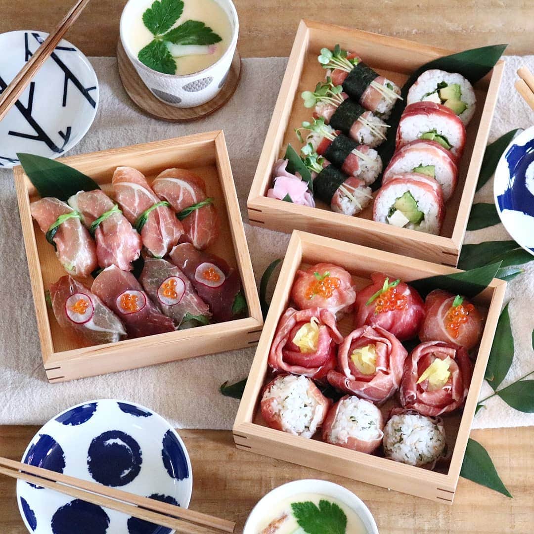 yunaのインスタグラム：「♩ . . . スペイン産の生ハムをお取り寄せしたので 色々なお寿司を作りました🍣 . .  ヨーロッパの食材×和食材のアイデアとして 私はスペイン産の生ハムを 日本のお寿司に合わせてみたんですが 今まで組み合わせたことがなかった 大葉や海苔などの和食材と生ハムの相性も 新たな発見でした👀✨ 酢飯も生ハムの塩気が絶妙なバランスで良く合います👌 . .  #FoodMatchEU #ヨーロッパ食材 #PR #パーフェクトマッチ#ペアリングメニュー#生ハム#お寿司#yunaご飯#おうちごはん#🍣」