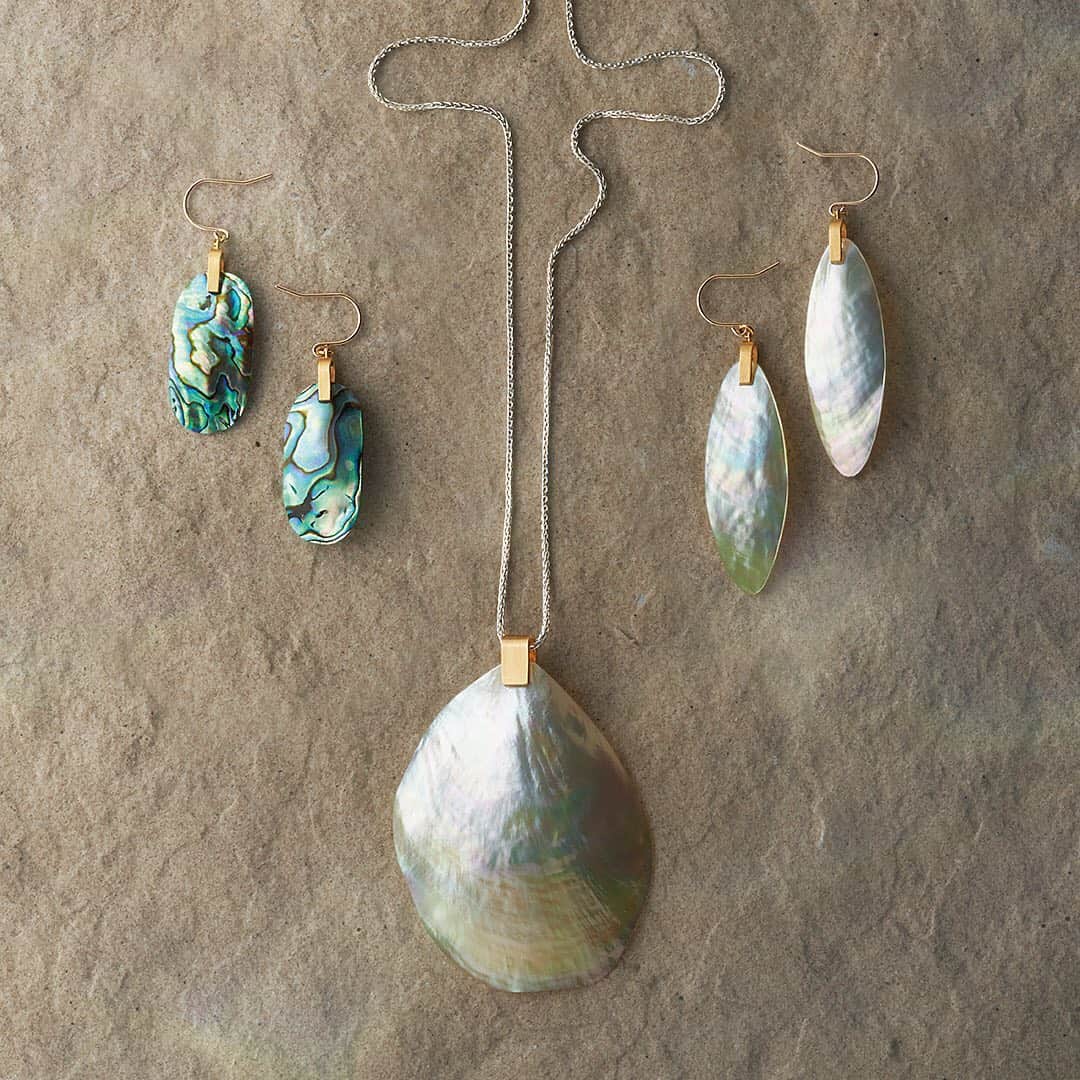 ageteさんのインスタグラム写真 - (ageteInstagram)「.﻿ 【2020 Summer Collection_SHELL】﻿ 壮大な海のエネルギーを感じさせてくれそうなシェルのジュエリー。﻿ ﻿ 虹色に輝く神秘的な美しさが人に安らぎを与えてくれる。﻿ ﻿ #agete #jewelry #accessory #piercedearrings #charm #shell #summer #collection #newarrivals﻿ #アガット #ジュエリー #アクセサリー #ピアス #チャーム #シェル #夏 #コレクション #新作」6月16日 13時12分 - agete_official