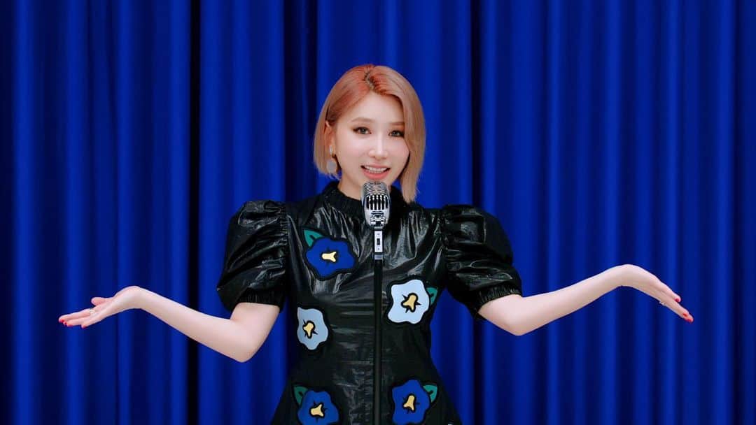 ジェアのインスタグラム：「두 손 가득 쥐고 못되게 말해 now I’m good! #Greedyy 🦋」
