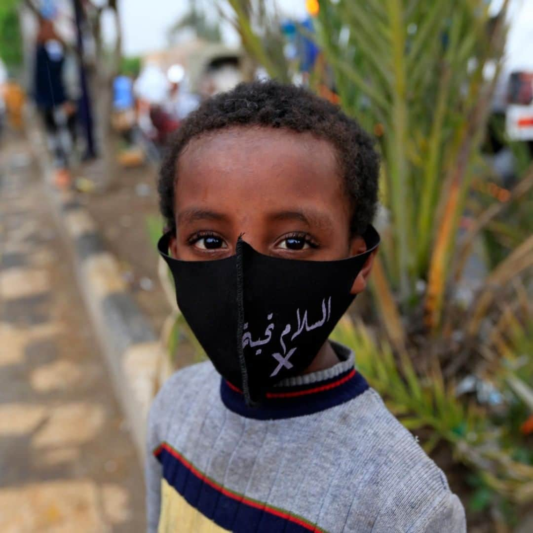 unicefさんのインスタグラム写真 - (unicefInstagram)「Over 12 million children in Yemen are facing the double threat of #COVID19 and conflict. ⠀ ⠀ Before the pandemic, 2 million children were out of school. Now, schools have been closed around the country, robbing an additional 5 million children of their education. ⠀ ⠀ UNICEF is on the ground, renovating schools and making them safer by installing handwashing and sanitation facilities. ⠀ More than anything, the children of Yemen need peace. #ChildrenUnderAttack © UNICEF/UNI333647/Huwais/AFP」6月16日 13時15分 - unicef