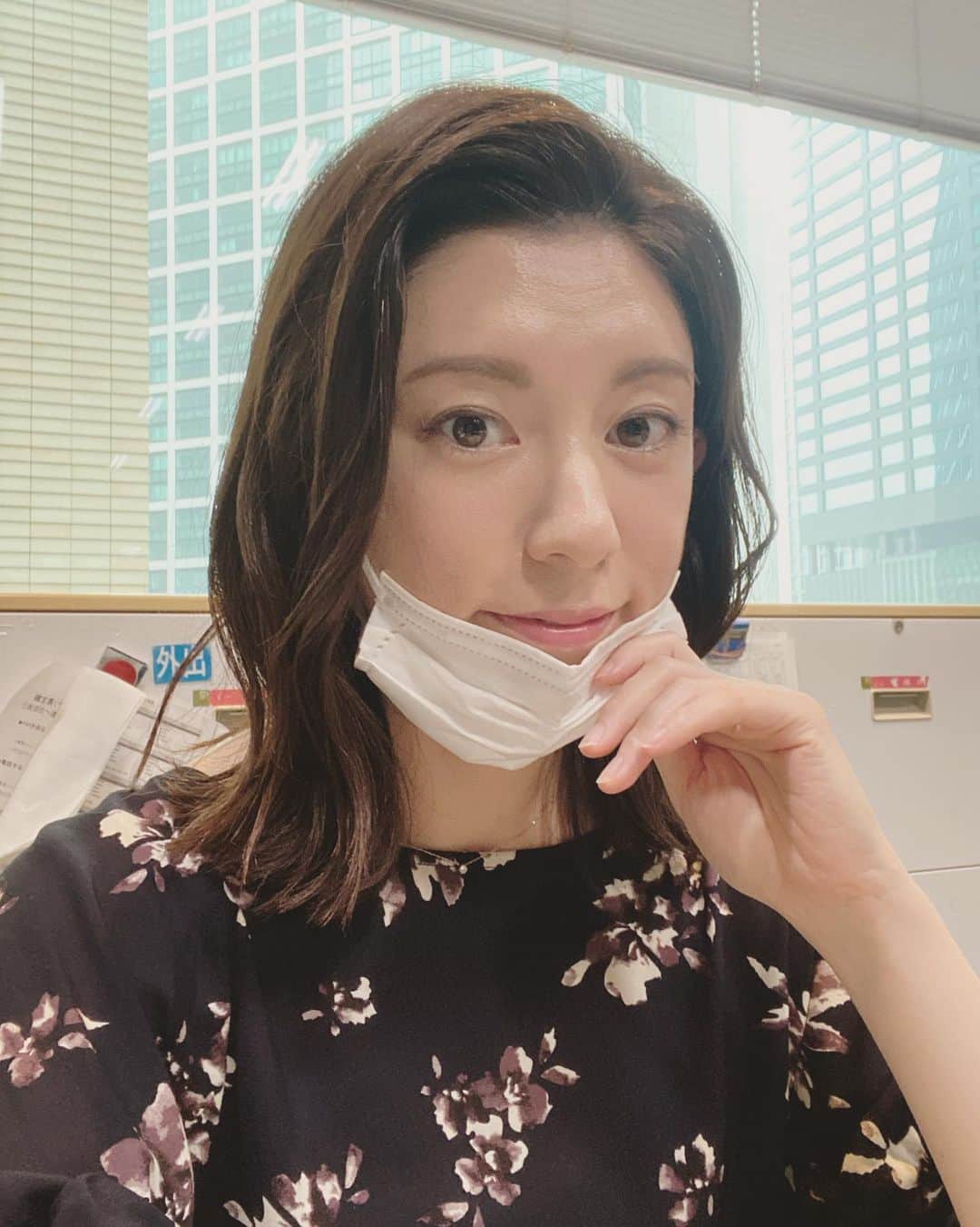 若林理紗のインスタグラム：「蒸し暑い日が続いています☀️ ﻿ 変わらずマスクは必需品ですが、﻿ 水分補給をこまめにするなどして﻿ どうぞ身体にお気をつけください。﻿ ﻿ 数年前から始めたピラティス。﻿ おなかが引き締まったり肩こりが軽減したり﻿ 嬉しいことがたくさんあるのですが、﻿ 何よりも喜びに感じているのは、﻿ 自分の身体と対話するようになったことです。﻿ ﻿ 喉が乾きやすいかな？﻿ いつもより呼吸が浅いかな？﻿ 今日はおなかがはっているな、など。﻿ ﻿ 気にしすぎるのもよくありませんが、﻿ コロナにしても熱中症対策にしても﻿ 自分の身体に耳を傾けてあげてください🙏🏻✨﻿ ﻿ ﻿少しは涼しい気持ちになるかな？と 実家近くの紫陽花と大きな木です🌳  #マスク  #熱中症予防  #ピラティス」