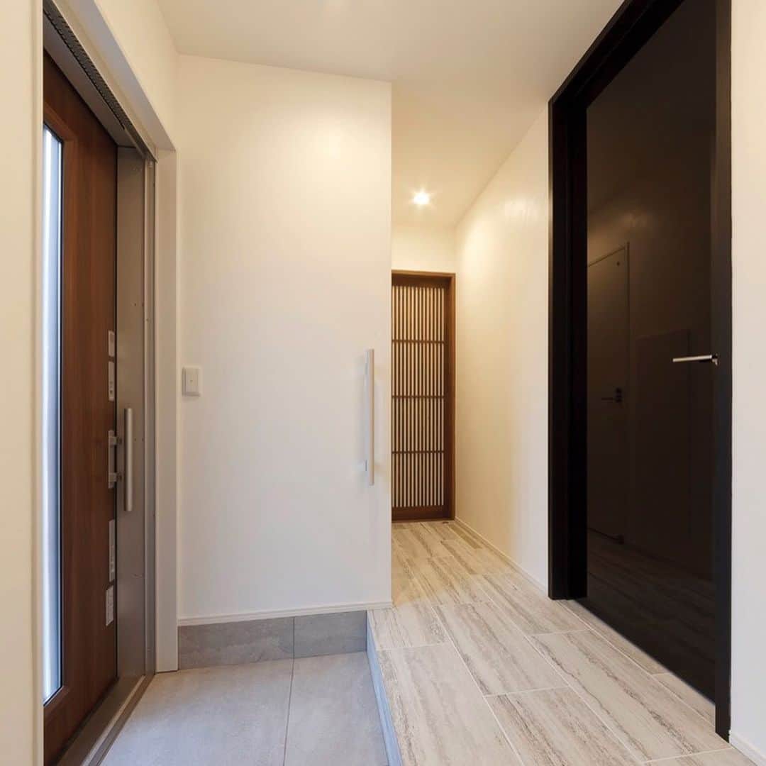 納得住宅工房さんのインスタグラム写真 - (納得住宅工房Instagram)「LDKは安定感と存在感のあるブラックのアイテムで引き締まった印象に。 おうちのベースカラーには、グレーとベージュを使い分け、上品な空間に仕上がっています。  抜群のカラーバランスでセンスの光る作品です。  @nattoku_jutaku_kobo  #納得住宅工房 #自然素材の家 #家づくり #漆喰の壁 #無垢の床 #オリジナルデザイン #完全注文住宅 #快適な暮らし #上質な暮らし #鉄骨階段 #ハイドア #l字リビング #中庭のある家 #2階の洗面スペース #トイレインテリア #家が好き #enjoyhome」6月16日 13時34分 - nattoku_jutaku