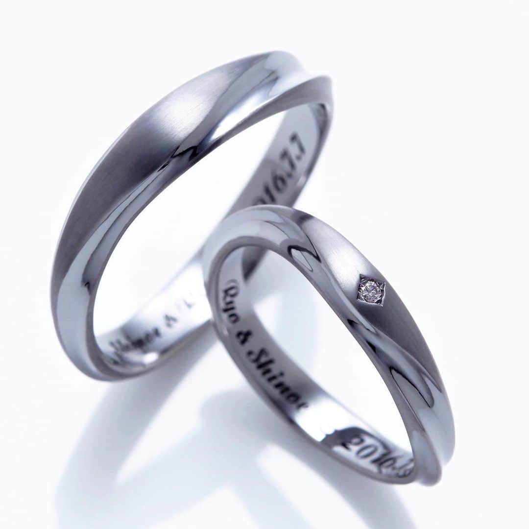 SORA ≪SORA表参道の公式アカウント≫のインスタグラム：「金属の中で最も黒い #タンタル を使用した結婚指輪＊* 鏡面とつや消し加工のコントラストが、素材独自の美しさを引き立てる仕上がりに。 . . . ぜひ『#結婚指輪sora 』のハッシュタグで SORAの写真を投稿してくださいね！ こちらのアカウントでリグラムさせていただきます♪ . #結婚指輪 #婚約指輪 #表参道 #金属アレルギー #金属アレルギー対応 #レアメタル #鍛造 #手作り #手作り指輪 #マリッジリング #エンゲージリング #ブライダル #ウェディング #プレ花嫁 #bridal #wedding #jewelry #creative #design #japaneseart #madeinjapan #2020夏婚 #2020秋婚 #2020wedding #ジューンブライド #ピンクダイヤモンド  #黒い指輪」