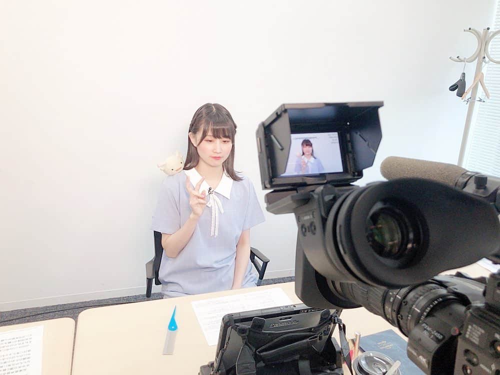 八木沙季のインスタグラム：「🎥🎥 . リモート出演のときは手元にクシ。笑 そして実は靴下履いてない👟笑 .」