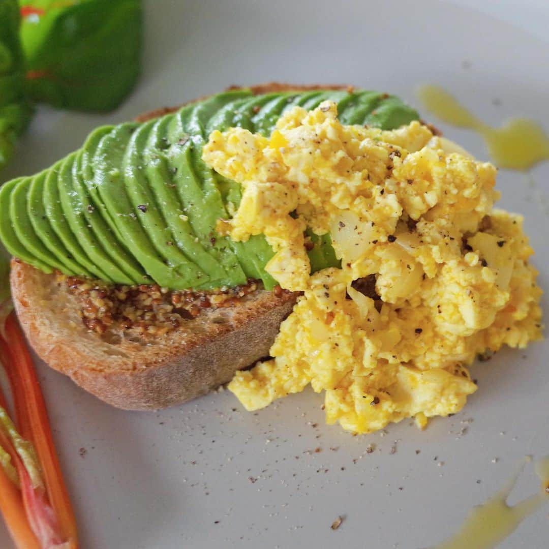 HALCAさんのインスタグラム写真 - (HALCAInstagram)「卵不使用の #スクランブルエッグ で #ヴィーガン オープンサンド🥪🍳🥑🥕 豆腐と玉葱と南瓜とターメリックなどで 卵を再現してみたけど、なかなかの卵感🥚 #ヴィーガン卵サンド #ヴィーガンサンド #ベジサンド #veganegg #plantbasedegg #vegansandwich  #plantbased #opensandwich #halcafe_vg #veggie  #avocadotoast #veganlunch #veggielunch #toast」6月16日 13時46分 - halca_
