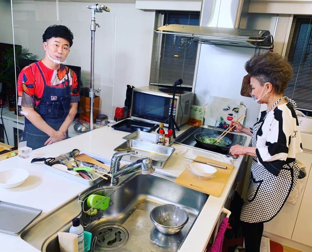 吉田裕のインスタグラム：「末成映薫の美味しおまっせ@末成亭 ソーシャルディスタンスでの収録でした。 ただただ姉さんの美味しそうな料理を見てました！ もうアシスタントで呼ばれへんかもしれへん！！ ひぇ！ #吉本新喜劇　#eo光チャンネル」