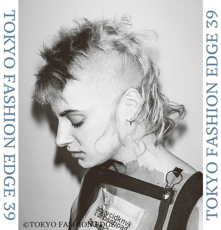東京ファッションエッジ／プロフェッショナル東京のインスタグラム：「TOKYO FASHION EDGE 39号に掲載の美容師様をご紹介します😎  Daigo Anfang @anfang_daigo  Hair : Daigo（Anfang） Make : kaako Photo : 井関雅也（Pelican west） Styling : Kotomi（Anfang）  #東京ファッションエッジ　#tokyofashionedge #Daigo #profeshionaltokyo #クリエイティブヘア #creative #クリエイティブヘアスタイリスト #creativehairstylist #hair #ヘアスタイル #hairstyle #ヘアカラー #haircolor #メイク #make #makeup #ファッション #fashion #美容師 #ヘアスタイリスト #hairstylist #hairstylistjapan #美容学生 #modermsalon #colorsync #hairtransformation #hairinspo #hairofinstagram #美容学生と繋がりたい #fashionista」