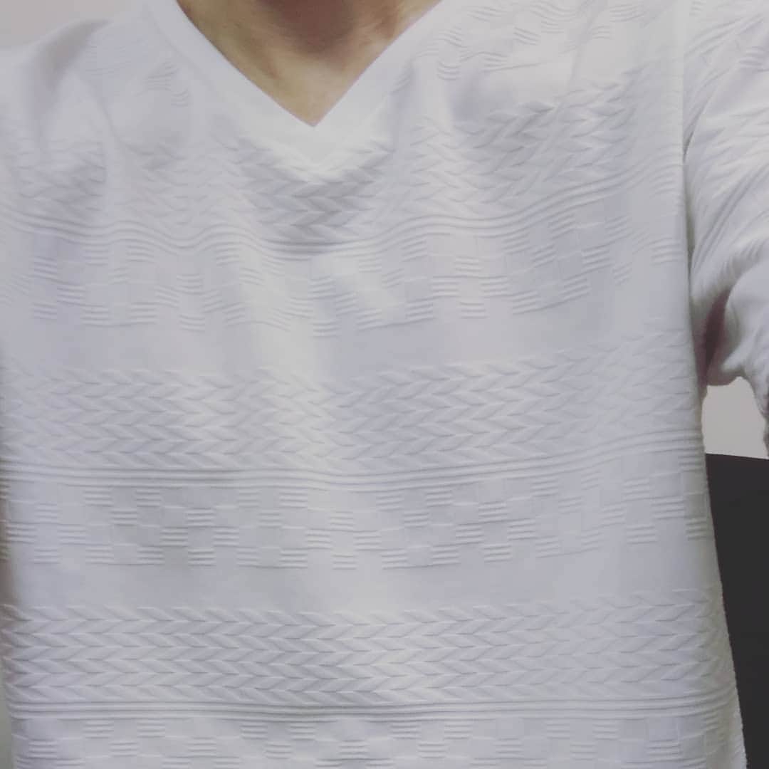 川久保秀一さんのインスタグラム写真 - (川久保秀一Instagram)「今日のTシャツ。 白いVネックに何だか幾何学模様。  #tshirt」6月16日 13時56分 - hidekazu_kawakubo