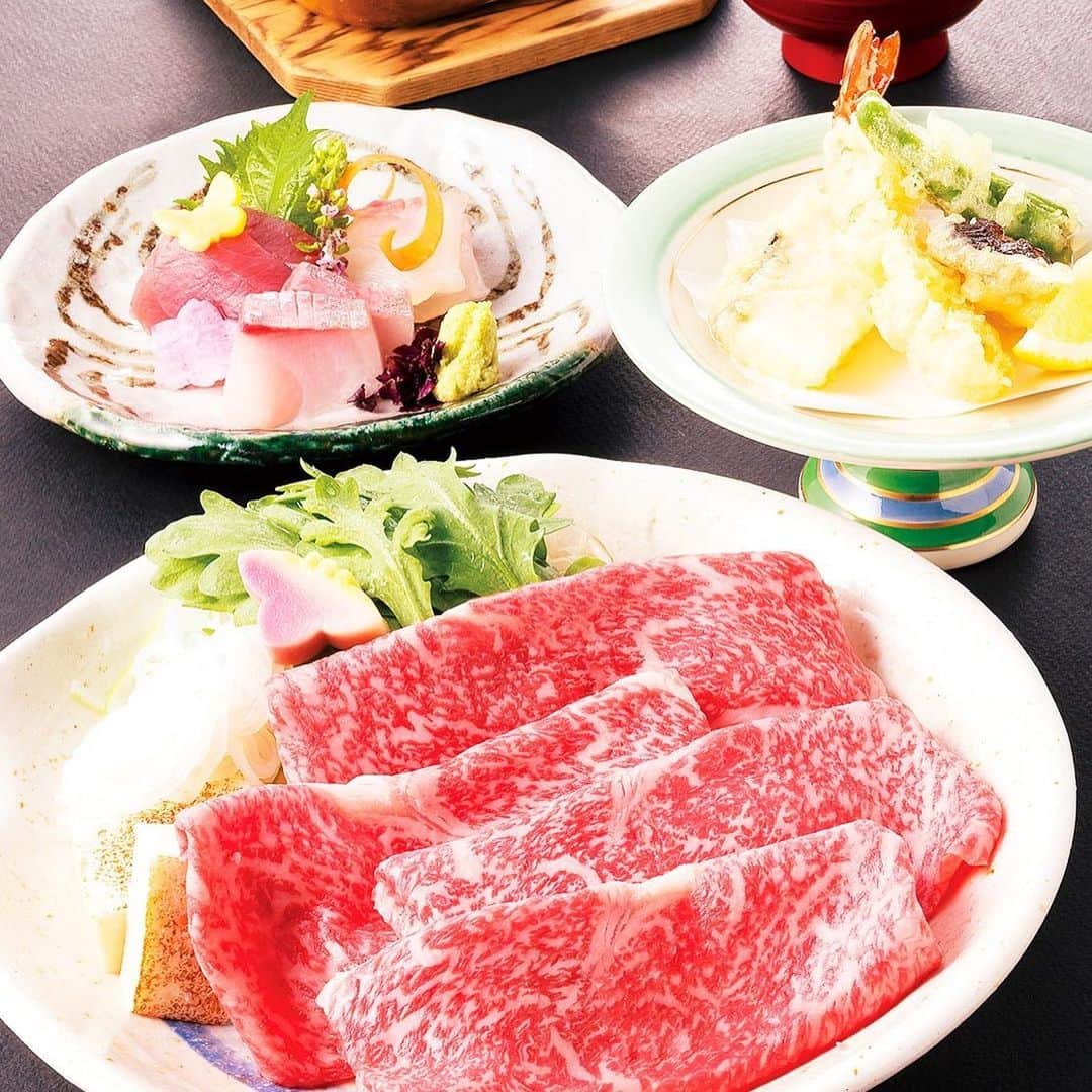 ホテルグランヴィア大阪さんのインスタグラム写真 - (ホテルグランヴィア大阪Instagram)「. ＊＊＊＊＊＊＊＊＊＊＊＊＊＊＊＊＊＊＊＊＊＊＊＊＊＊. 「HOTEL GRANVIA OSAKA」では、. 新型コロナウイルス感染症拡大の影響を踏まえ、営業内容の変更および休止をさせていただいておりました が、6月17日（水）からレストランの営業を再開いたします。. （バー「サンドバンク」を除く） . 季節の食材を使用したお料理の数々をご用意しております。. 是非、初夏を味わいにお立ち寄りください。. . ＊photo:. ・アオリイカの炙りと雲丹 紫蘇のジュレ、鮎とフォアグラ 茗荷のリゾット　by 季流. ・梅御膳（うめごぜん）、牛すき鍋膳 　by しずく. ・お箸で食べる 和のスイーツハーモニー ～抹茶～　by ティーラウンジ. . ＊＊＊＊＊＊＊＊＊＊＊＊＊＊＊＊＊＊＊＊＊＊＊＊＊＊＊. . JR西日本ホテルズでは、このたび、お客様と従業員の安全を第一に鑑み、新たな衛生基準「Clean & safety」を策定いたしました。 私たちは、新しい生活様式の中でも、お客様が、より快適に、安心してご滞在いただける上質な旅の基点になるために、妥協のない清潔さと、衛生的な環境づくりに努めてまいります。  主な取り組み内容として、ご来館のお客様へのマスク着用、検温と健康状態の確認、手指消毒のほか、ホテル館内は、ロビー周辺、客室、レストラン、共用トイレなど、通常の清掃に加えて、頻繁に手が触れる箇所の定期的な清掃と消毒を強化しております。 また、従業員につきましても、マスク着用とともに健康管理を徹底し行っております。. .  詳しくは、Webサイトをご覧ください。. https://www.granvia-osaka.jp/news/ . ＊＊＊＊＊＊＊＊＊＊＊＊＊＊＊＊＊＊＊＊＊＊＊＊＊＊＊. . ＊詳しい営業時間はHPをご覧ください。. =====================================. ホテルグランヴィア大阪　@hotel_granvia_osaka =====================================. #ソーシャルディスタンスの確保 #手洗い・うがい・手指の消毒 #マスクの着用 #stayhome ＃cleanandsafety #JR西日本ホテルズ ＃jrwesthotels #季流 #ティーラウンジ ＃スカイダイニングアブ #大阪浮橋 #なにわ食彩しずく #フレンチレストランフルーヴ #リバーヘッド #ホテルグランヴィア大阪 #梅田 #tealounge #skydiningab #fleuve #kiryu #ukihashi #shizuku #riverhead #hotelgranviaosaka #umeda」6月16日 14時00分 - hotel_granvia_osaka