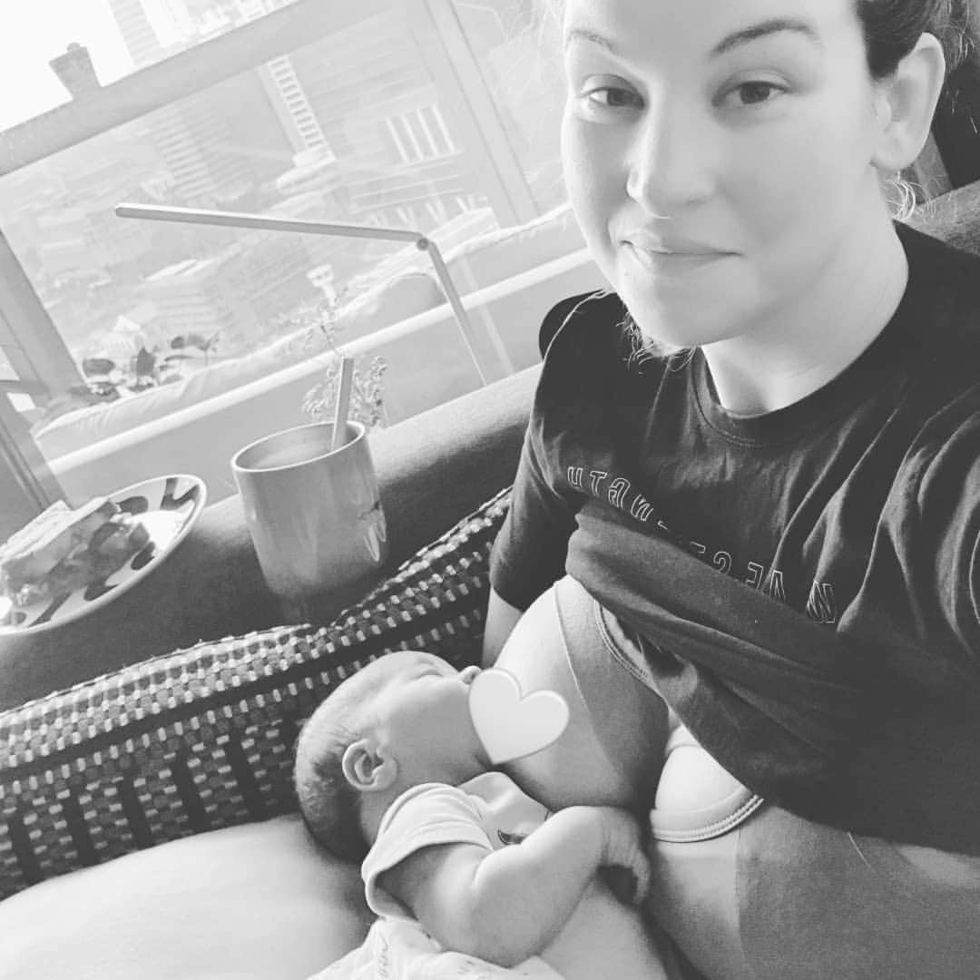 ミーシャ・テイトさんのインスタグラム写真 - (ミーシャ・テイトInstagram)「Well newborn parenting is back in the full swing of things! . Lunch is now cold, my nipples hurt, there's still dried throw up on my shoulder, Daxton just shat himself and already peed on Daddy! My heart is bursting regardless 💙 . I love being a Mommy . #momlife #dadlife #boymom #girlmom #parenting #parentingfails #newborn #newbornbaby #babyboy #breastfeeding #breastfeedingmom #normalizebreastfeeding #funny #inlove #smile #blessed」6月16日 14時01分 - mieshatate