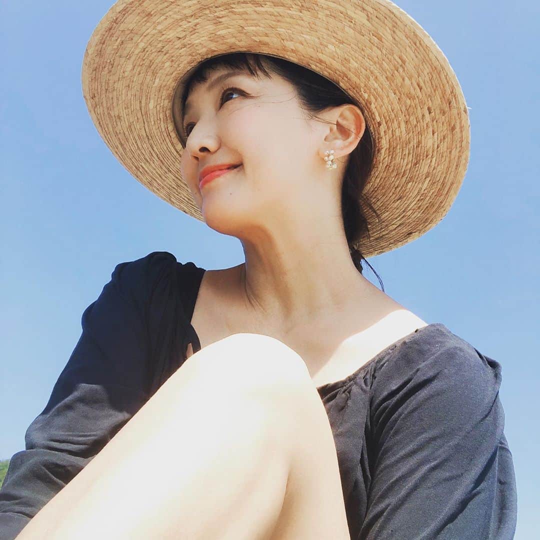 のインスタグラム：「♡ ♡ ♡  マスクをはずし 砂浜を素足で歩いて♫ relax 👣 大きく手をふって カラダをのばして 大きく深呼吸　♡ それだけで　健康に なれた気がする 太陽のパワーって すごいな♡  #海のある生活  紫外線ともうまく お付き合い♡ きれいな褐色肌にいるために #uvケア はゼッタイ🌊 そして　たっぷりの保湿♡  波乗りだって スキンダイビングだって 大好きだもの♡  #dayoff  #beachlife  #素肌美人  #uv #good @cpcosmetics_official  #日焼けなんて怖くない  #care #must  #beauty #zushilila  #fashion #myfavorite  #sea #beach #codenate」