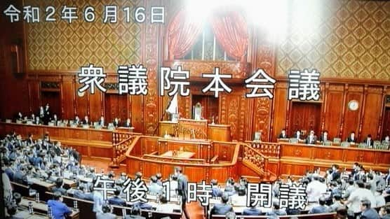 海江田万里さんのインスタグラム写真 - (海江田万里Instagram)「衆議院本会議が開かれ、「マンションの管理の適正化の推進に関する法律及びマンションの建替え等の円滑化に関する法律の一部を改正する法律案」「割賦販売法の一部を改正する法律案」が全会一致で可決されました。 マンション関係の改正案の中の建替えについては、従来からの条件「耐震性が不足しているもの」に追加し、 ①火災に対する安全性の不足しているもの ②外壁党の剥落などにより、周辺に危害を生じるおそれのあるもの ③配管等の劣化により、衛生上有害となるもの ④バリアフリー性能が確保されていないもの が加わりました。これにより、かなりの数の老朽化マンションの建替えが進み、敷地の分割を５分の４以上の賛成で行うことが可能になるので、建替え時に敷地を分割、売却することもできるようになります。 今日で通常国会１４９日、私たちは、会期延長を求めていますが、与党は「コロナウイルス対策に専念するため」と国会を閉じようとしています。引き続き「＃国会閉じるな」で皆さんの声をあげてください。  #立憲民主党　#衆議院議員　#海江田万里　#衆議院本会議」6月16日 14時07分 - kaiedabanri