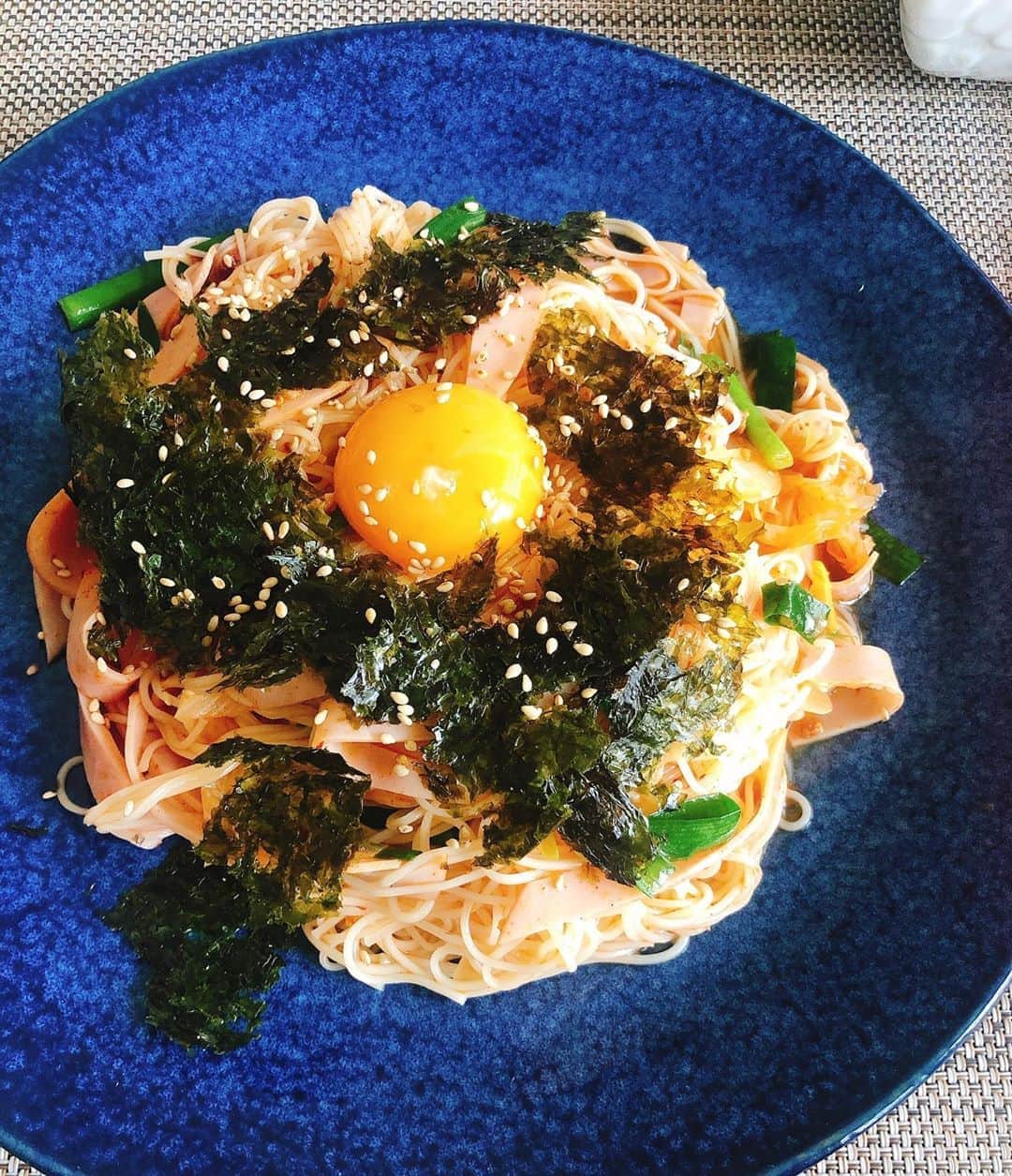 林美沙希さんのインスタグラム写真 - (林美沙希Instagram)「暑すぎますね。 涼しくなりそうな写真を🎐 ✳︎ 滝沢カレンさんの"カレンの台所"のレシピを参考にしました。 分量は各々の感覚になります（笑） 作るのが楽しくなる本です☺️☺️ #ビビン麺#麺が好き#みさきっちん#夏ご飯」6月16日 14時09分 - misaki0hayashi