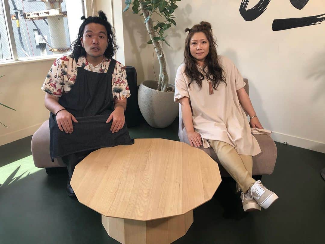 盛山晋太郎のインスタグラム：「ともこ姉さんと全く同じ髪型で、どこいこ！？に参加させてもらいました。 途中、段々自分はともこさんだと思い込んでしまい、お姉さんのことを「やすよ」と呼びそうになりました。  #どこいこ！？ #やすとも　さん #ともとも　さん」