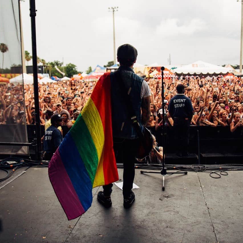 ニック・マーティンのインスタグラム：「This photo was taken in Orlando on @vanswarpedtour in 2016 a few weeks after the Pulse nightclub shooting. I remember someone leaving me a comment saying “You’re going to get your ass shot up holding that flag in Orlando”. Wasn’t scared then, not scared now. I will always very proudly wear, wave, & support this flag. I’ll forever stand & fight alongside the LGBTQIAP+ community & I was also ecstatic to hear of the SCOTUS ruling today in favor of protecting gay & transgender workers from discrimination. MUCH LOVE ❤️🏳️‍🌈 #pride #pridemonth」