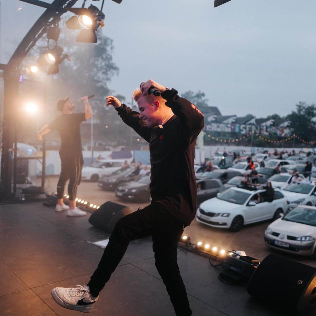 のインスタグラム：「WOW, BONN 🔥 Was ein geiler Abend!!! @nksnmusik war mit uns am Start, ihr habt meeeega mitgemacht und meine Band und ich hatten einfach nur Spaß 🙌🏻 DANKE! Wir sehen uns hoffentlich bald alle wieder, mehr Konzerttermine findet ihr in den Highlights 🤟🏻」