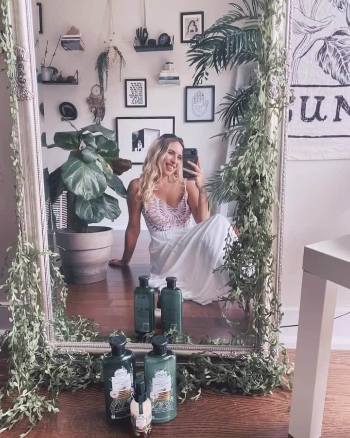 Kalyn Nicholsonのインスタグラム：「This summer weather has me loving the balance I get from connecting back to Mother Nature for all my healing and growing needs🌿 Today I’ve partnered up with @herbalessences to share more of the power of plants!  Not only do our leafy friends keep us quiet company, help us find some zen and bring daily smiles to our faces, but they also empower our self care routines and hair care goals.  My morning shower is what breaks up my workout to work time and I’ve been loving Herbal Essences’ Real Aloe products to get my summer hair feeling smooth, hydrated and healthy! Some more fun facts: the aloe used is sustainably harvested and endorsed by plant experts at @kewgardens plus it's @peta cruelty free ✨ Don’t forget to hug a tree today! #ad #plantpowerineveryshower」