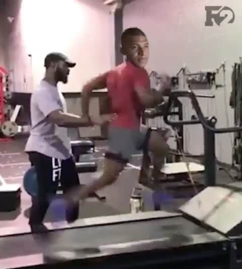 F2Freestylersのインスタグラム：「Good to see @k.mbappe has been keeping himself fit during lockdown...⚡️💨🤣」