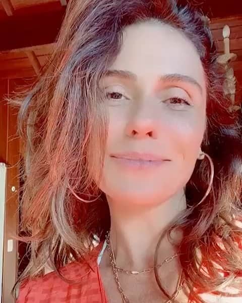 Giovanna Antonelliのインスタグラム：「Gente...minha história com @coristinaoficial já é antiga, e dessa vez eu revelei a vcs o famoso D de descongestiona. Coristina D tem 3 camadas contra a gripe em um só comprimido: descongestiona, tira dor e febre e devolve a disposição. Então já sabe, se o nariz entupir: Coristina D com D de descongestiona! Atitude contra a gripe!  #coristina #descongestiona #ad  Referências consultadas: Bula do produto Coristina D. Sawynok J. Pharmacological rationale for the clinical use of caffeine. Drugs. 1995;49(1):37-50. Coristina D. ácido acetilsalicílico, maleato de dexclorfeniramina, cloridrato de fenilefrina  e cafeína. Indicações: tratamento sintomático da gripe e resfriado. MS 1.7817.0797. ESSE MEDICAMENTO É CONTRAINDICADO EM CASOS DE SUSPEITA DE DENGUE. SE PERSISTIREM OS SINTOMAS, O MÉDICO DEVERÁ SER CONSULTADO. Junho/2020.」
