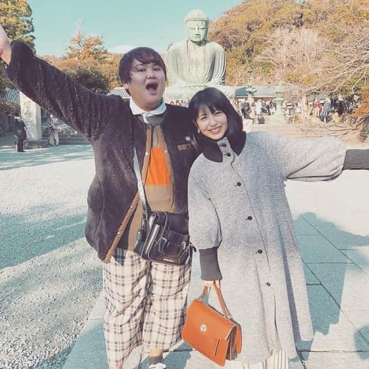 浜辺美波さんのインスタグラム写真 - (浜辺美波Instagram)「じんじんとみーたんほんと仲良し💗鎌倉デートいいなぁ💭 ・ ・ ・ #浜辺美波 #じんじん #はまみぃ #ベーやん #鎌倉デート #浜辺美波可愛すぎ #浜辺美波好きな人と繋がりたい #l4l #f4f #instagramer #instagood #instalike #instapic」6月16日 6時15分 - lgm_naotan