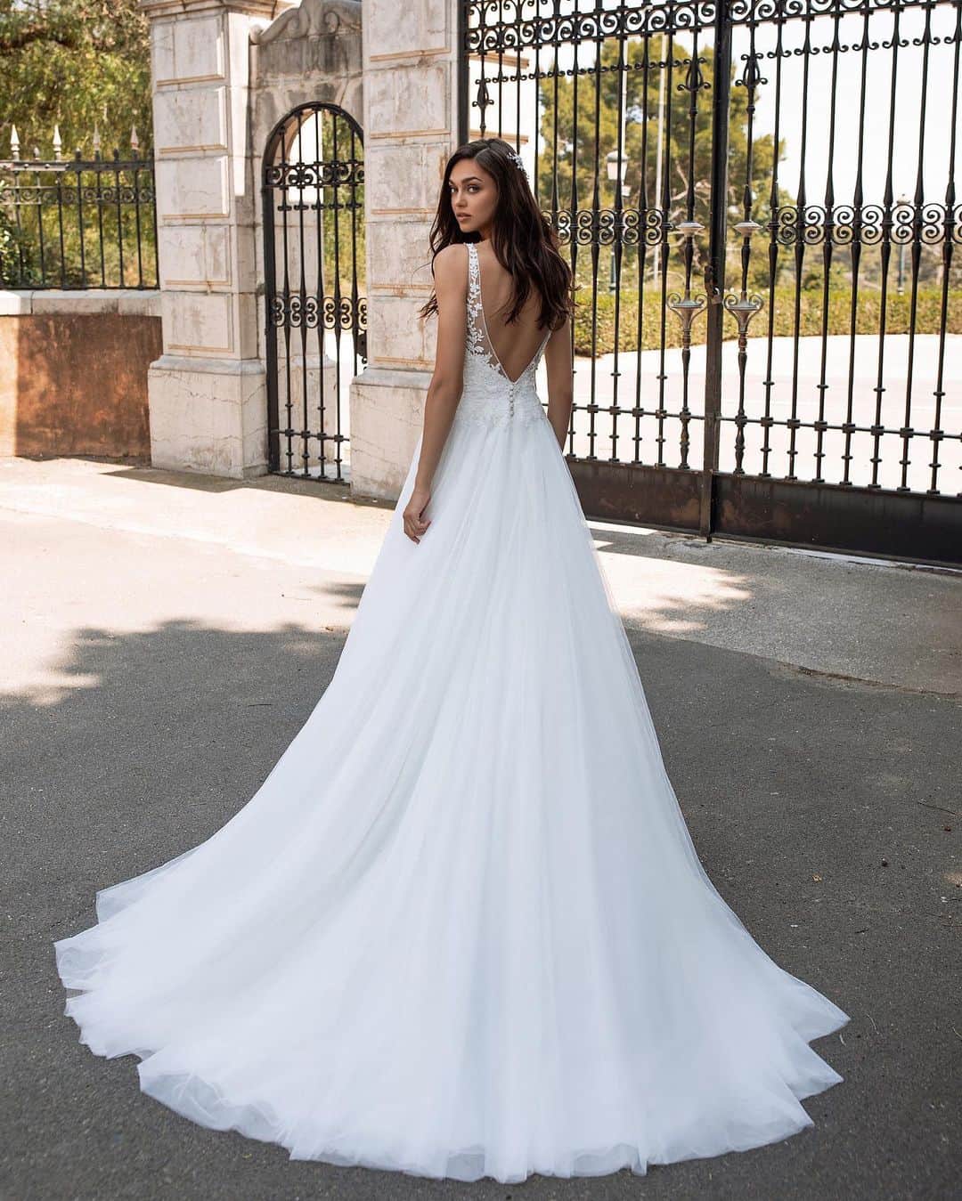 Pronoviasさんのインスタグラム写真 - (PronoviasInstagram)「Dreaming of an outdoor wedding? Meet the Estambul dress with its semi-illusion bodice and a soft tulle skirt. Tag a bride-to-be.  #Pronovias」6月16日 6時17分 - pronovias