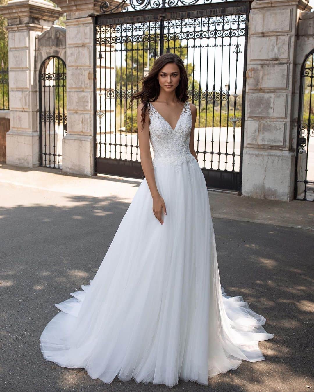 Pronoviasさんのインスタグラム写真 - (PronoviasInstagram)「Dreaming of an outdoor wedding? Meet the Estambul dress with its semi-illusion bodice and a soft tulle skirt. Tag a bride-to-be.  #Pronovias」6月16日 6時17分 - pronovias