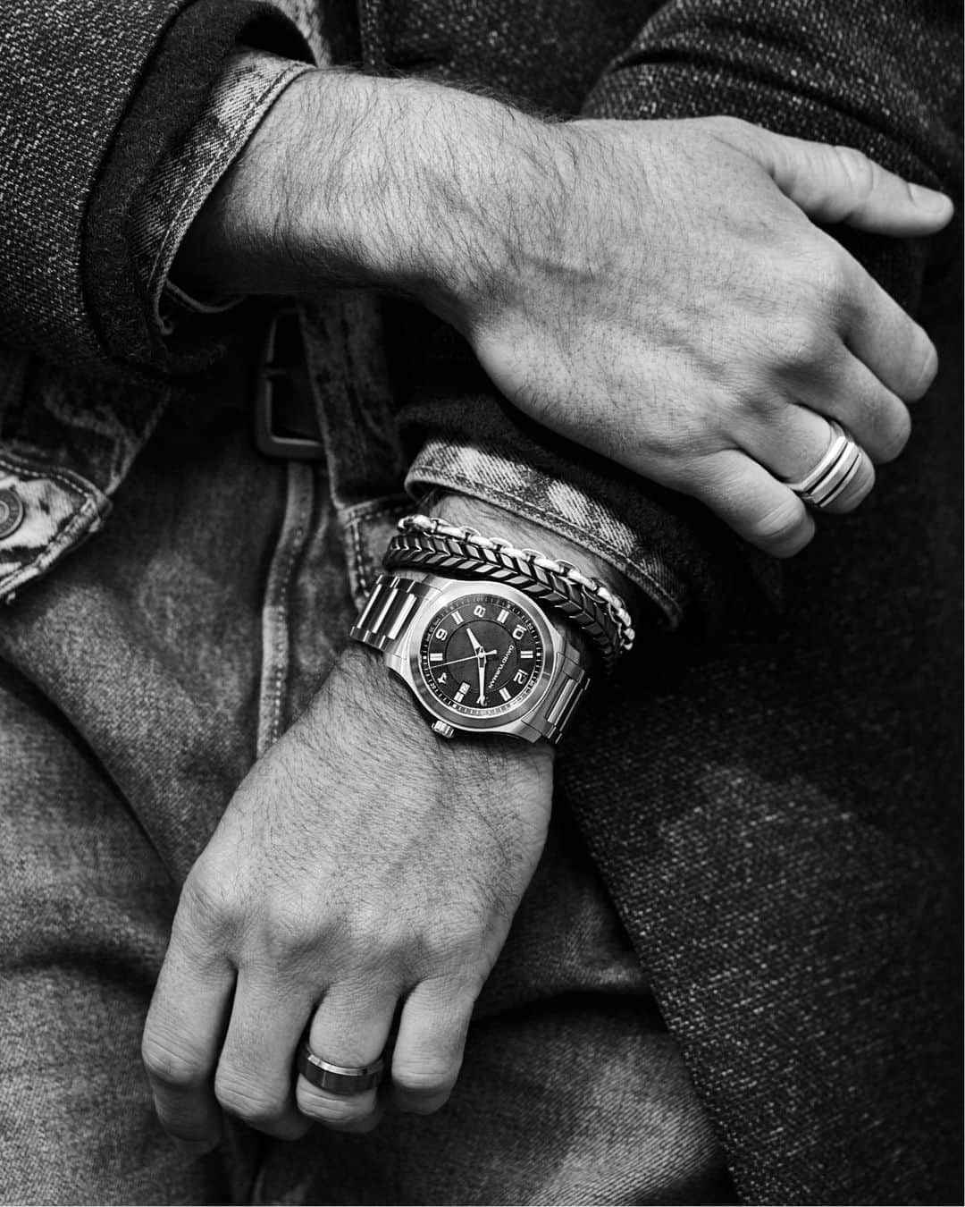 デビッドヤーマンのインスタグラム：「A closeup on details: stacked bracelets with a signature timepiece and modern band ring allow him to express his personal style that’s unique to him. #FathersDay #DavidYurman」