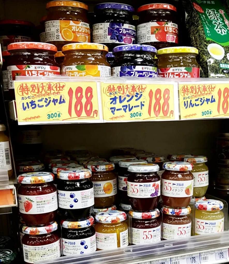 町田星児さんのインスタグラム写真 - (町田星児Instagram)「スーパー玉出のくせにジャムの品揃えが良過ぎるから、店員に注意したいと思います。 #スーパー玉出」6月16日 6時24分 - machidaseiji