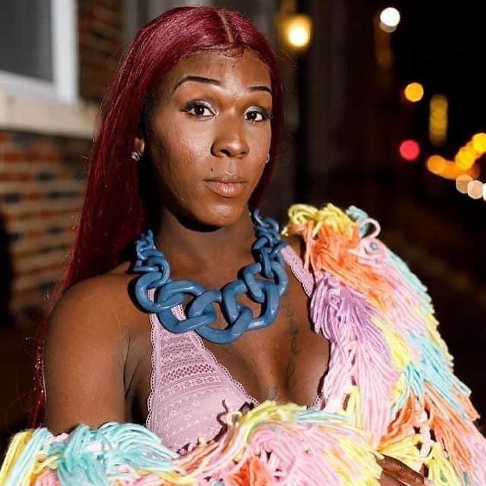 ELLE Magazineさんのインスタグラム写真 - (ELLE MagazineInstagram)「Let the timeline show: Last week, Dominique Fells and Riah Milton, two Black trans women were killed within a 24-hour period. This past weekend, thousands of protestors risked exposure to COVID-19 to show their support for Black trans lives. Today, the Supreme Court ruled that a federal law barring sex discrimination in the workplace also protects LGBTQ employees. The historic ruling reaffirms the fact: #BlackTransLivesMatter. Link in bio for ways you can help. | 🎨: @bpeppersart」6月16日 6時40分 - elleusa