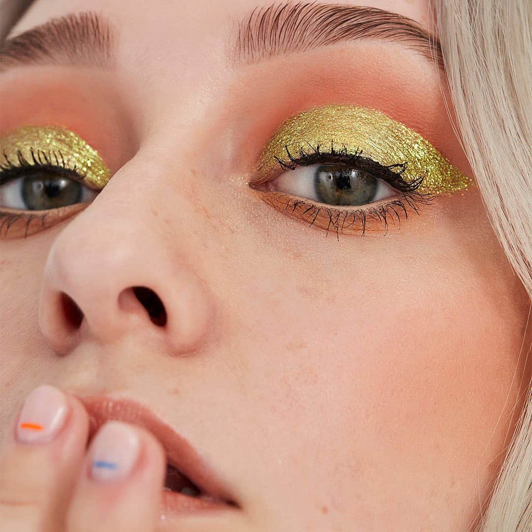 e.l.f.さんのインスタグラム写真 - (e.l.f.Instagram)「Tag a friend who'd rock this look 🔥 Our #elfxJkissa Tsuki to My Heart Eyeshadow Topper can be worn alone or over shadows for multidimensional sparkle. Tap to shop on elfcosmetics.com and @ultabeauty 🌈⚡️#eyeslipsface #elfingamazing #elfcosmetics #crueltyfree #vegan」6月16日 6時37分 - elfcosmetics