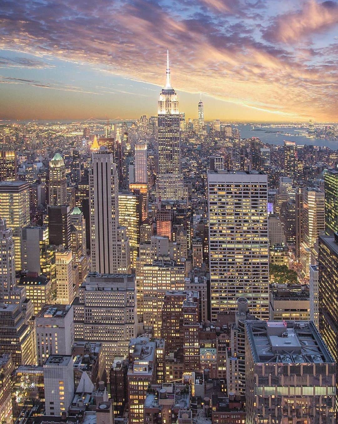 Empire State Buildingさんのインスタグラム写真 - (Empire State BuildingInstagram)「Thousands of lights & millions of memories ✨ ⠀⠀⠀⠀⠀⠀⠀⠀⠀ 📷: @jakobdahlin #EmpireStateBuilding」6月16日 6時44分 - empirestatebldg