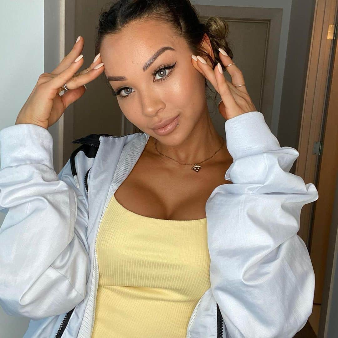 ダニー・リエルのインスタグラム：「The main photo of these I forgot to edit and turned out better.. 🤔..I already spent time editing the rest so enjoy! #gotothelight 🤣 🎥NEW YOUTUBE VIDEO modelling this outfit.. link in bio for you baby 😉」