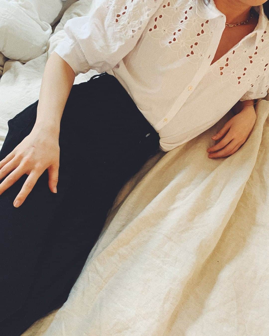 レベッカテイラーのインスタグラム：「Lean into delicate details.」