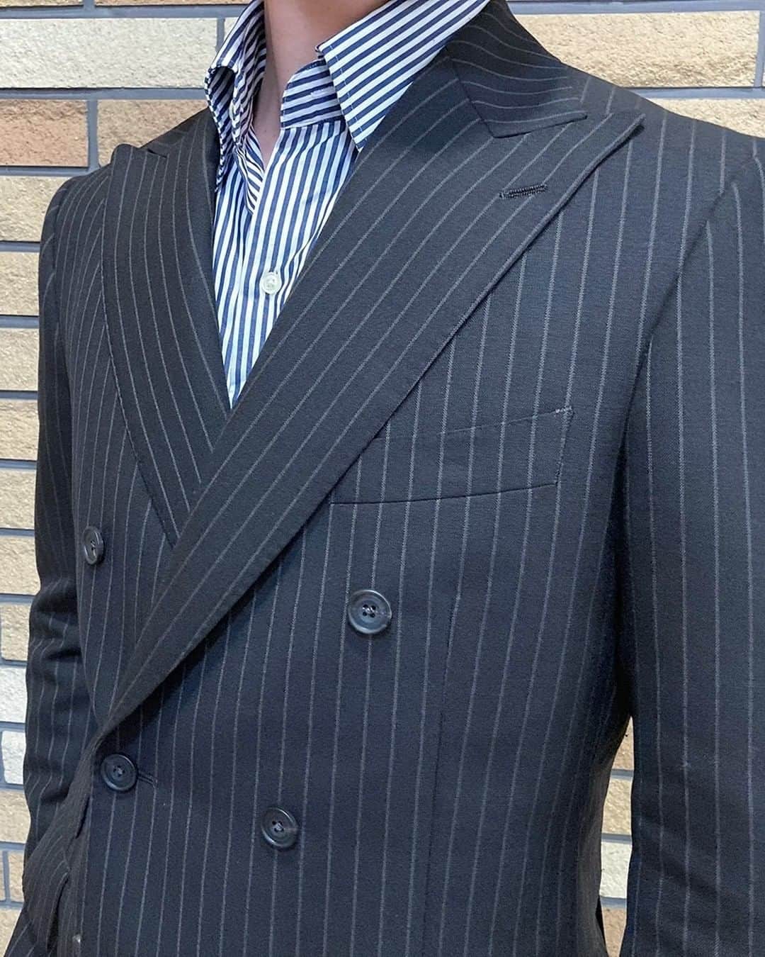 Global Style（グローバルスタイル）さんのインスタグラム写真 - (Global Style（グローバルスタイル）Instagram)「高温多湿な時期にオススメ「Dormeuil Tonik Wool」 英国最高級生地ブランドとして名高いドーメル社イチオシの夏用生地です。 平織の生地で計算された糸の隙間が通気性を高く保ちます。さらりとマットな質感の夏生地を是非お楽しみください。 * ◆ブランド：ドーメル 【2ピース】 ◆通常１着価格：108,000円～ ◆2着コンビ価格：68,000円～ 【3ピース】 ◆通常１着価格：146,000円～ ◆2着コンビ価格：92,000円～ * 【期間限定！豪華特典付きフェア開催中】 オーダースーツ2着48,000円～+選べる豪華特典！ 詳しくは公式サイトにて ⇒ @globalstyle_jp * #globalstyle #グローバルスタイル #ginzaglobalstyle #グローバルスタイルディアモール大阪店 #スーツ #スーツスタイル #オーダースーツ #オーダーシャツ #オーダージャケット #オーダーコート #オーダーシューズ #今日のコーデ #スーツコーデ #スーツコーディネート #スーツ着こなし #スーツ好き #ネクタイ #ポケットチーフ #紳士服 #着こなし #SUITS #グレーコーデ #グレースーツ #ドーメル #DORMEUIL #ダブルスーツ」6月16日 7時00分 - globalstyle_jp