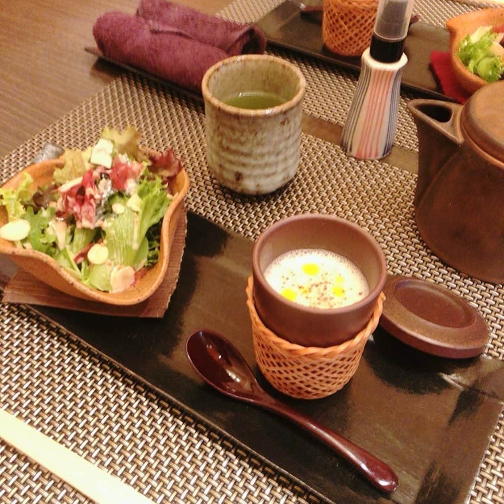マキさんのインスタグラム写真 - (マキInstagram)「おはようございます☀ 今日も暑くなりそうですね‼️ 熱中症に気を付けて下さいね😊 . 先日のコーデ かよちゃんと何か月ぶりにランチ @kayo4101 . ZARAのニットワンピースは一枚で着れるからめっちゃヘビロテ! . ワンピース　#zara サンダル　#celine バック　#yonfa バングル　#ユナイテッドアローズ . ランチはお寿司屋さんなのに、 厚焼き玉子サンドイッチ 限定１０食だよ！ 手毬寿司もついて、めっちゃ美味♥️ . かなりボリュームがあるから、夜になってもお腹空かない感じだった🙆‍♀️ . 店内照明がダークだから、ちょっとわかりにくいけどね😅 . この後は、2人で久々の買い物もできて お買い得なの見つけたよ！ . 今日も笑顔で素敵な一日を😊 . いつもいいね👍コメント📝 ありがとうございます❤️ . . #先日のコーデ#ワンピースコーデ#シンプルニットワンピース #zara#yonfa#celine #寿司屋さんランチ#宝寿司#鈴鹿ランチ #厚焼き玉子サンドウィッチ  #買い物楽しかった❤️ #アラフィフ#アラフィフ女子 #アラフィフコーデ#お洒落さんと繋がりたい #洋服好きな人と繋がりたい #笑顔#感シャツ#ありがとう」6月16日 7時08分 - maki_s0205