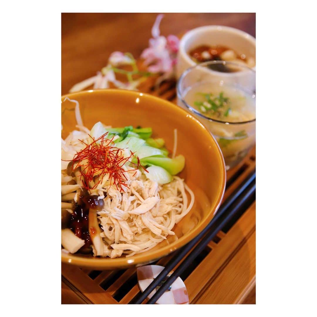大原由美子さんのインスタグラム写真 - (大原由美子Instagram)「・ 皆さま、おはようございま〜す♬ 本日は… 先日のランチ&お友達のサプライズお誕生日会で… 「Hana Cafe Catwalk」さんに行ってまいりました〜♬ ランチは各々で好きなものをオーダー♬ 私が食べたのは「あえ麺セット」ですっ❤︎ picは豆花→あえ麺→お茶になっていま〜す♬ お茶は白茶でした〜♬ 本格的な台湾メニューを食べられる嬉しいお店❤︎ 昨年の今頃は台湾🇹🇼に行っていたのになぁ…😢 早く台湾に行きたいよぉ。。。 今回はランチのpicですが… 次回はサプライズバースデースイーツをpostしま〜す♬ 上の⬆︎picを横に⇒swipeしてくださいね〜❤︎ ・ #豆花#紅茶#台湾スイーツ#白茶 #Chinesetea#あえ麺#お洒落さんと繋がりたい#台湾好きな人と繋がりたい#HanaCafeCatwalk#写真を撮るのが好きな人と繋がりたい#カフェ好きな人と繋がりたい#retrip_cafe_神戸 #台湾いきたいわん#カフェ巡り#加古川#中国茶#カフェ部#CanonEOSKissX9i#トウファ#加古川カフェ#関西カフェ#フォトジェニック#photogenic#カメラ女子 #台湾茶器#台湾 カフェ#豆腐花#豆腐脳#かふぇすたぐらむ#たべすたぐらむ」6月16日 7時08分 - oharayumiko0228