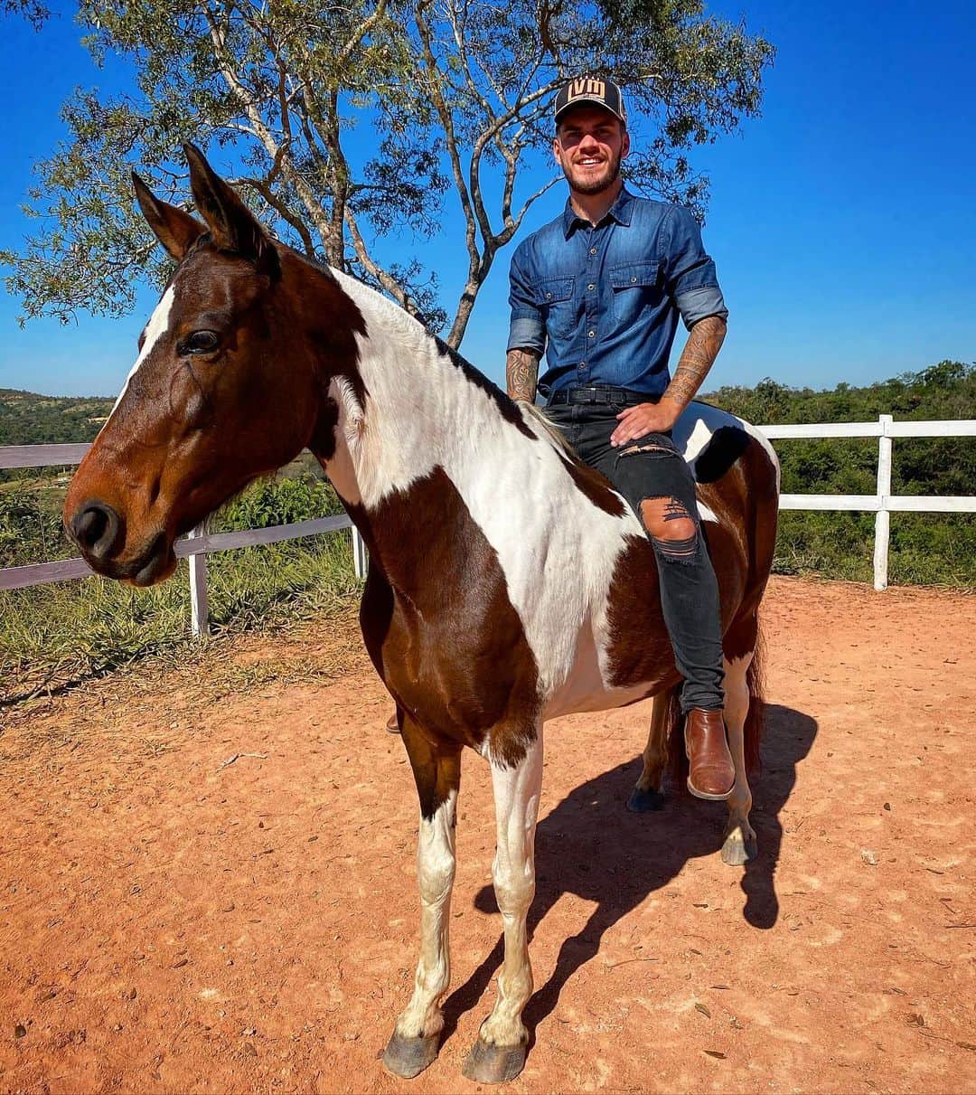 ナタンのインスタグラム：「A felicidade me acompanha em momentos simples !! 🐎」