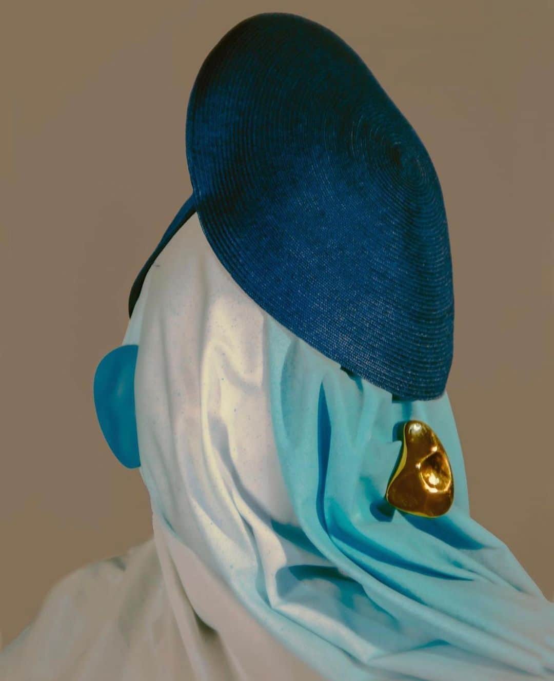 Monica Sordoのインスタグラム：「Blue Surrealism 💙 Our NSxMS “Clausina” EarSculptures style by @bryanxfaiz for @pap_magazine with straw beret by my dear @flappergenevievexhaet #NausheenShah x #MonicaSordo」