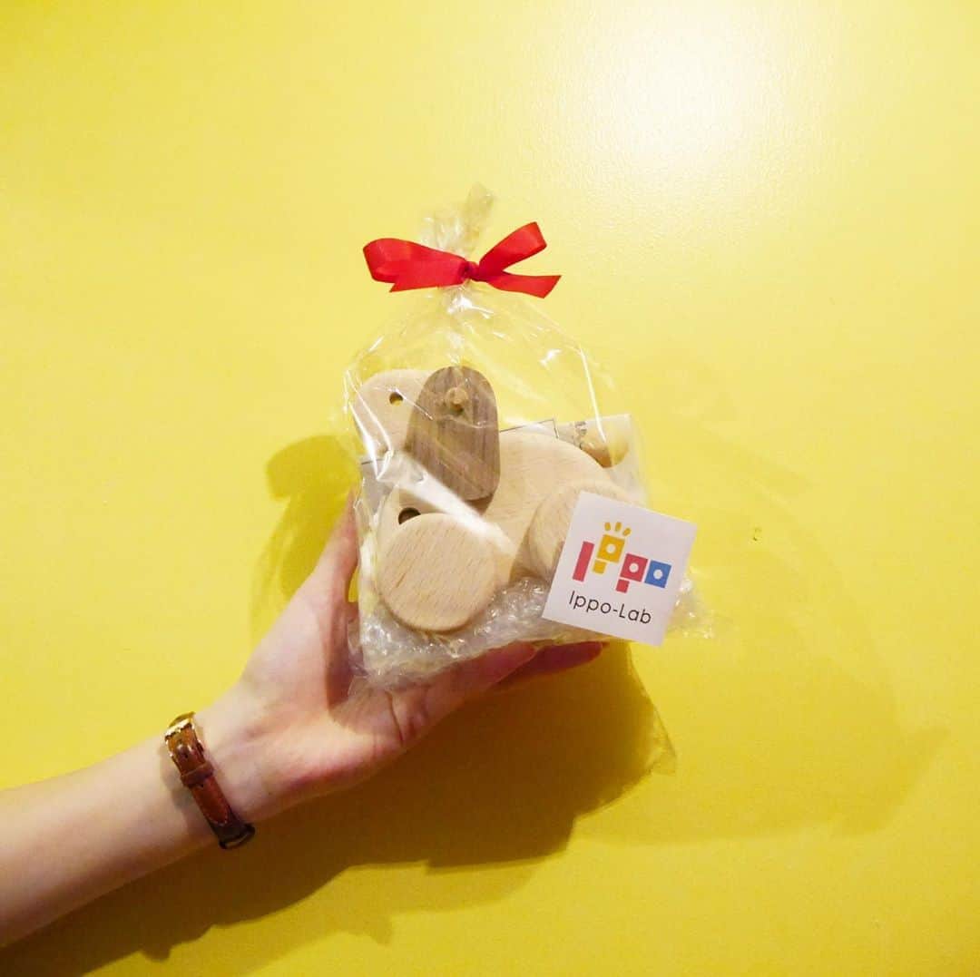 のインスタグラム：「🐕 . Good morning ! ワールドネイバーズカフェでは お子様が安心の、 @ippolab さんのおもちゃを 置かせていただいております。 . 世界中の子供たちに 学び道具と機会を。 売り上げの一部は世界のお友達の 学習のために贈られています。 当店では、この活動を応援しています◎ もちろん、ご購入頂けます。 . その他、絵本や塗り絵も お気軽にご利用ください♪ (小説やガイドブックも、、！) . 明日は定休日です。 本日も、元気にお待ちしております。 . --------------------------- 平日 7:00〜21:00 L.O 休日 9:00〜21:00 L.O 定休日 毎月第1・第3水曜日 貸切パーティー要相談 WORLD NIGHBORS CAFE 03-5981-6211 ---------------------------」