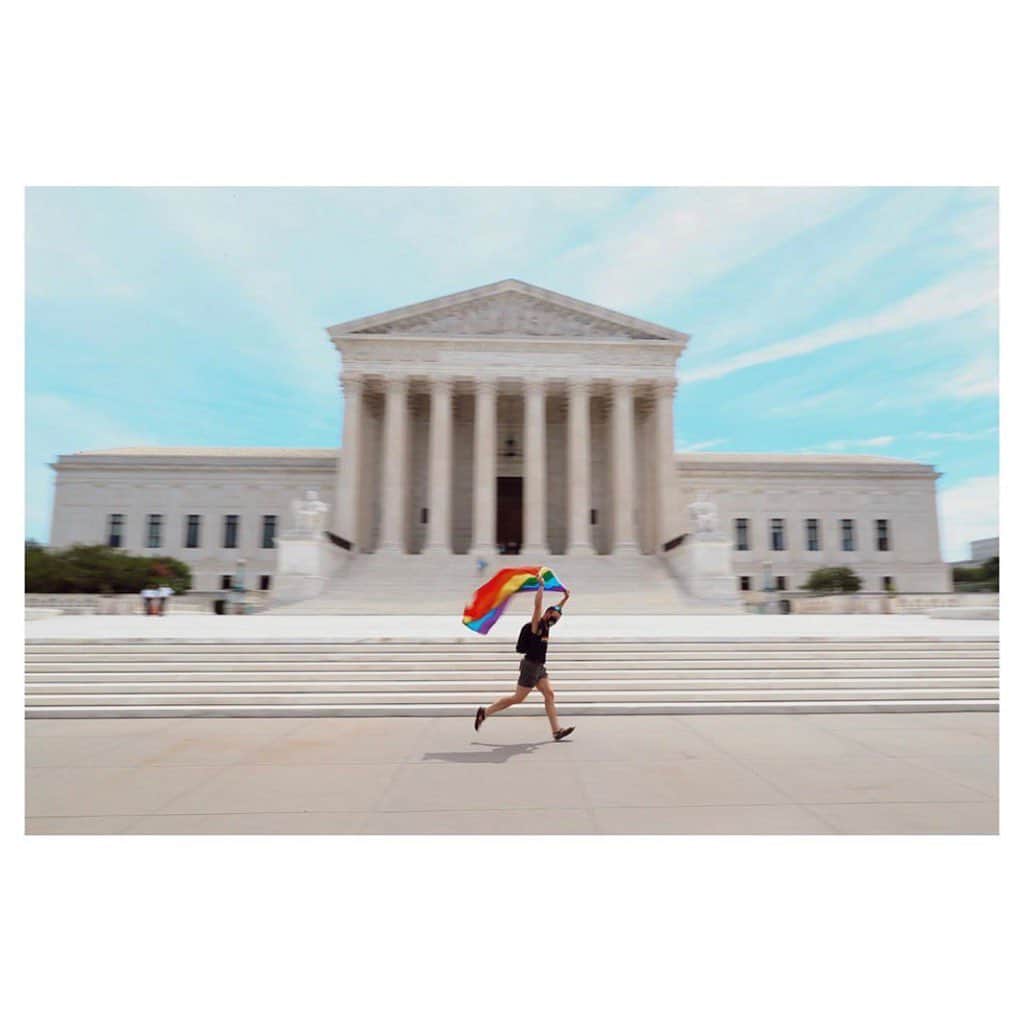 リンダ・エヴァンジェリスタのインスタグラム：「🌈 🌈🌈🌈🌈🌈🌈🌈🌈🌈 SCOTUS votes no more discrimination in the work place for the LGBTQ+ community. 🌈🌈🌈 #Victory #lgbtq #lgbtqia #lgbt #translivesmatter #loveislove #lovewins #pridemonth2020 📷 @tom_brenner」