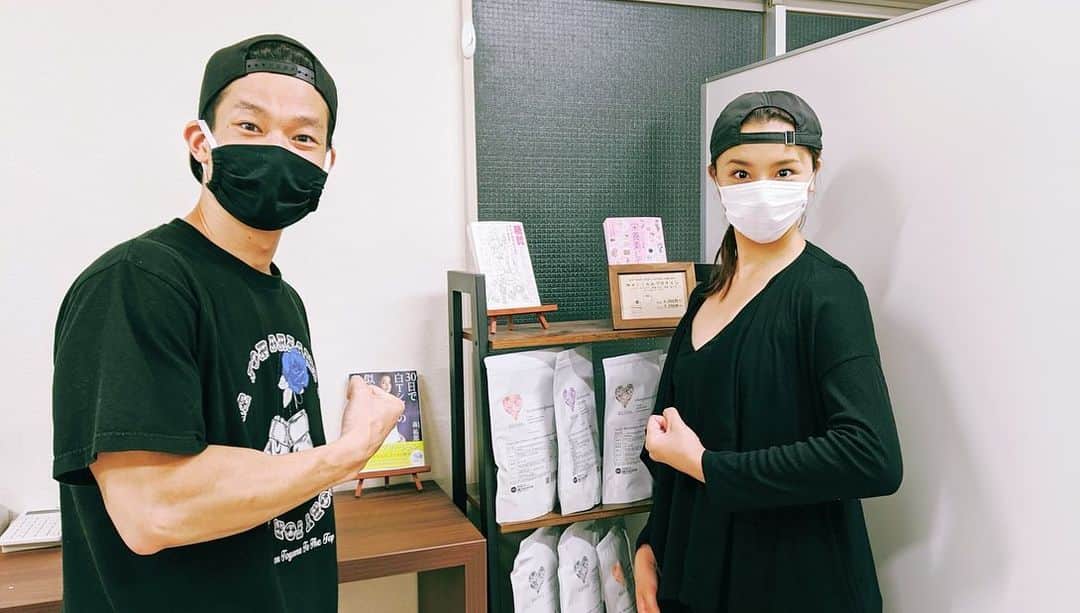 高橋メアリージュンさんのインスタグラム写真 - (高橋メアリージュンInstagram)「筋トレのリハビリ。軽い重りで丁寧に。合いの手で色んなビルダーさんの名前が出てきます。笑 @kazuki_utsunomiya_0222 さんの　朝活オンライントレーニング　#kazuki家トレダイエットウェビナー　も始めます🏋️‍♀️ 朝の運動って脳の働きにも良いと最近色んなところで見るので🌅 ・ その話をしたら、カズキさんに　#脳を鍛えるには運動しかない という本を教えてもらいました！読もうっと📗 ・ ♫2pac ・ #カズ筋トレ #宇都宮一基 トレーナー #脳を活性化 #deadlift #latpulldown  #TRX #体幹トレーニング」6月16日 8時16分 - maryjuntakahashi